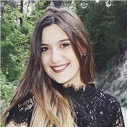 Profesora imparte clases para niños y niñas hasta 1 de la ESO
